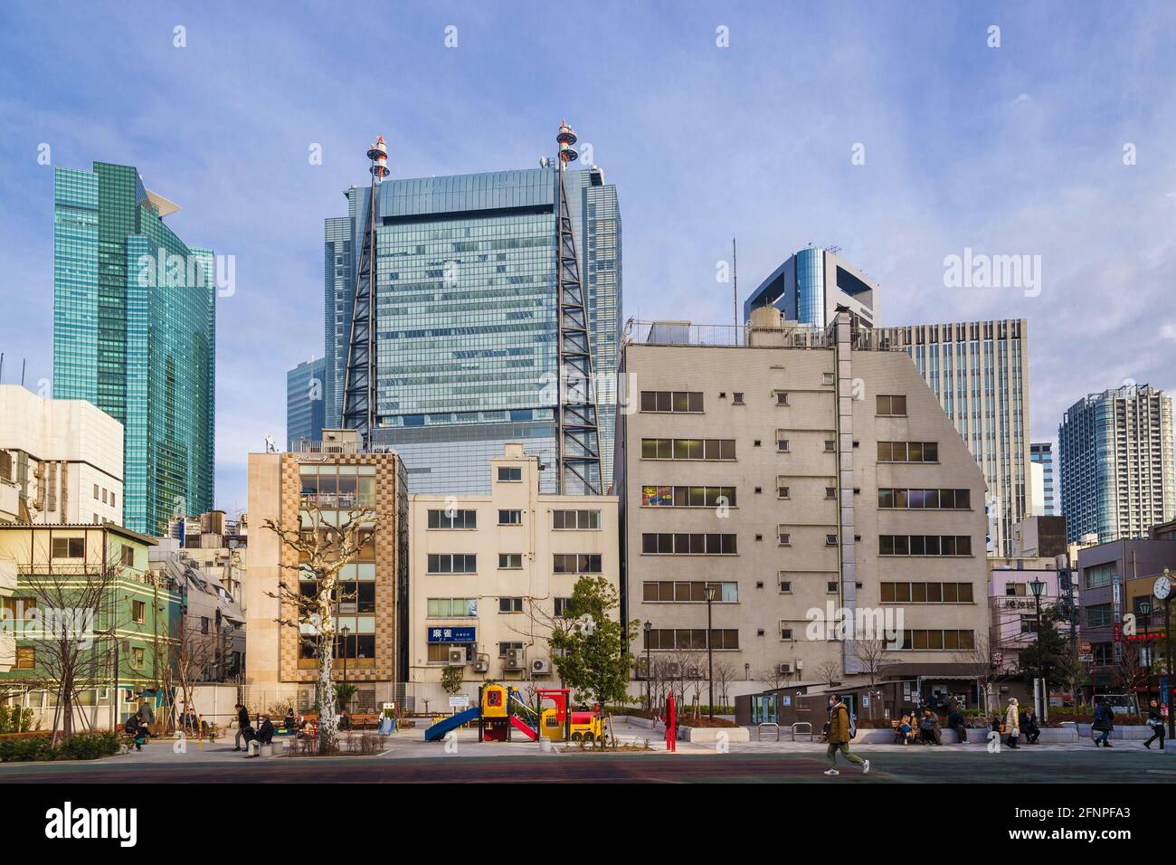 Kontraste in Tokio. Gewöhnliches Leben im Shimbashi District unter modernen Wolkenkratzern Stockfoto