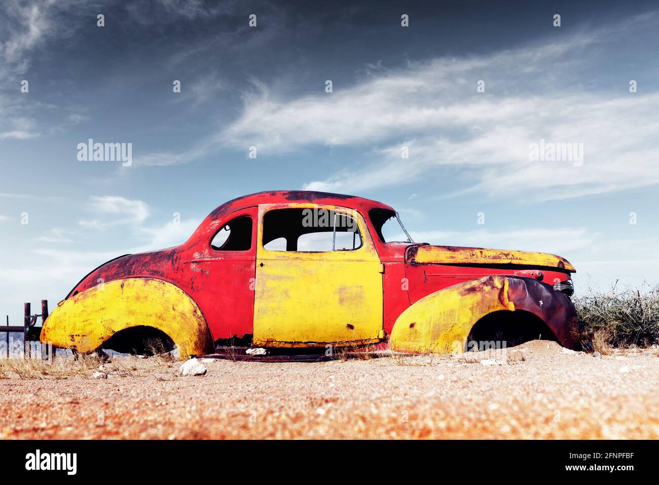 Verlassene verlassene alte Autos in der sandigen Wüste Stockfoto