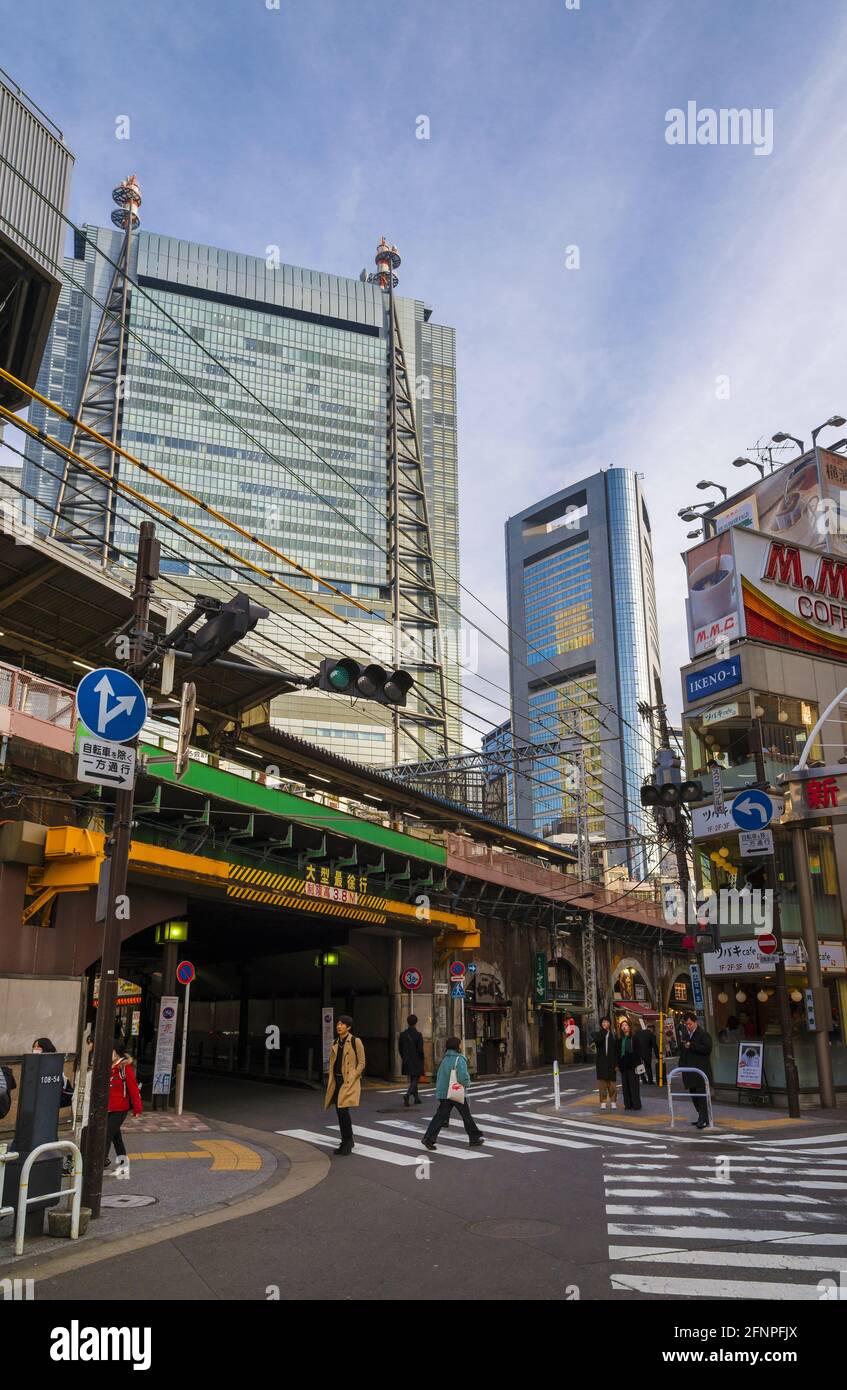Kontraste in Tokio. Gewöhnliches Leben im Shimbashi District unter modernen Wolkenkratzern Stockfoto