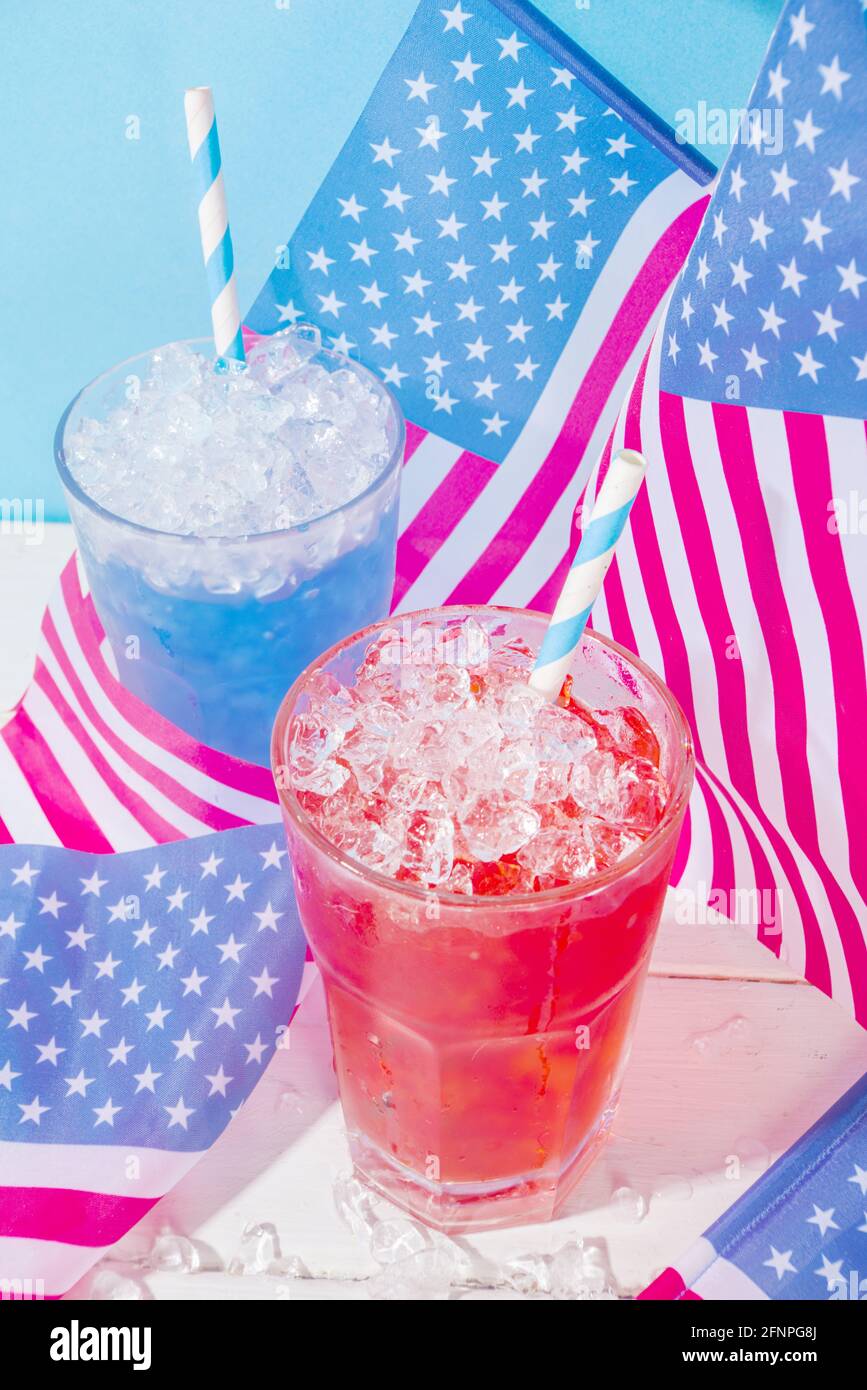 Getränke zur Feier des amerikanischen Unabhängigkeitstages. Eiscocktails in den Farben Rot und Blau der USA kopieren Platz Stockfoto