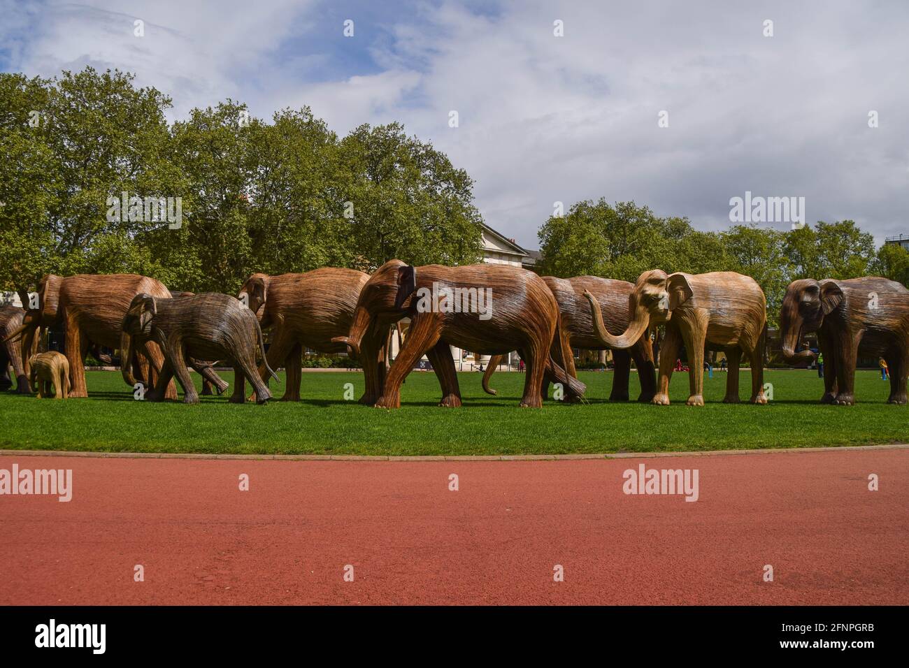 London, Großbritannien. Mai 2021. Elefantenskulpturen auf dem Duke of York Square in Chelsea, London. Als Teil der Koexistenz-Kunstinstallation, die darauf abzielt, die zunehmende Übergriffe des Menschen auf wilde Orte zu beleuchten, wird jeder Elefant aus Lantana Camara, einer giftigen, invasiven und schädlichen Pflanzenart, erschaffen. Die Installation wird in den kommenden Wochen an verschiedene Standorte in London verlegt. (Foto: Vuk Valcic/SOPA Images/Sipa USA) Quelle: SIPA USA/Alamy Live News Stockfoto