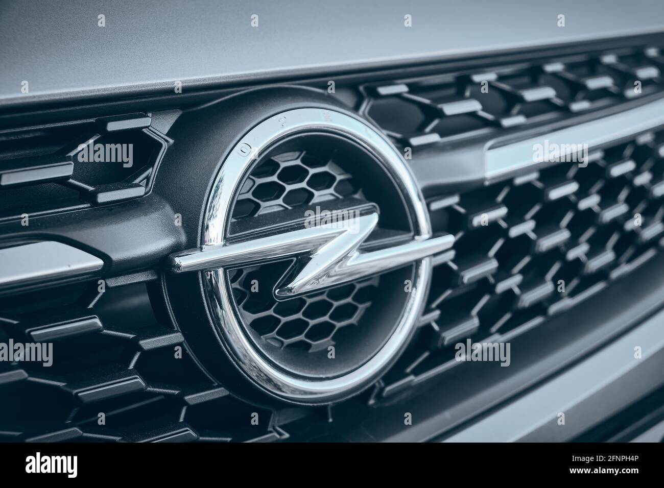 Opel-Logo am Kühlergrill Stockfoto
