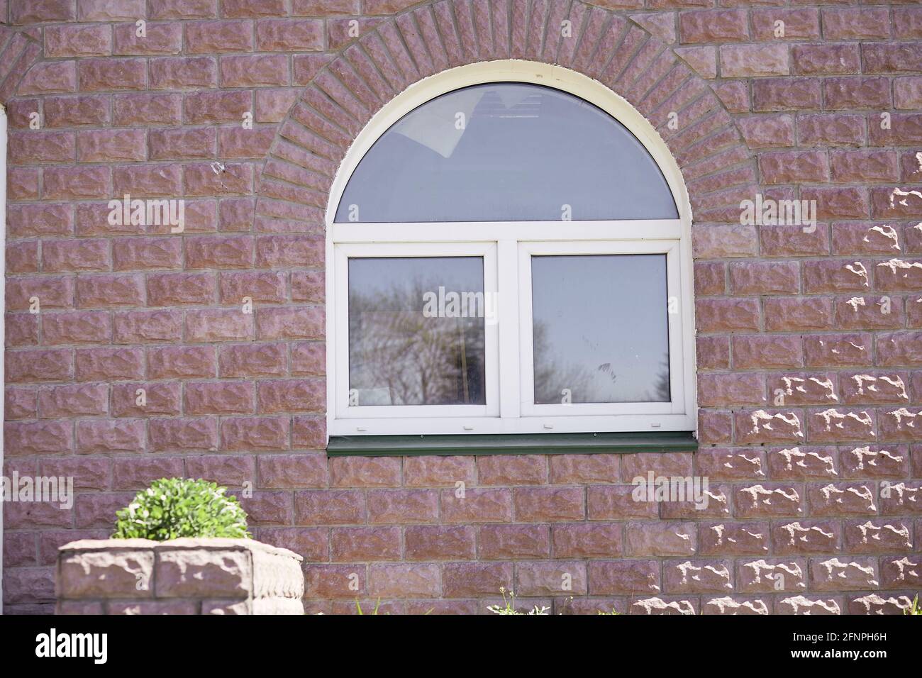 Nettes kleines Fenster an sonnigen Tagen. Architekturdesign. Hochwertige Fotos Stockfoto