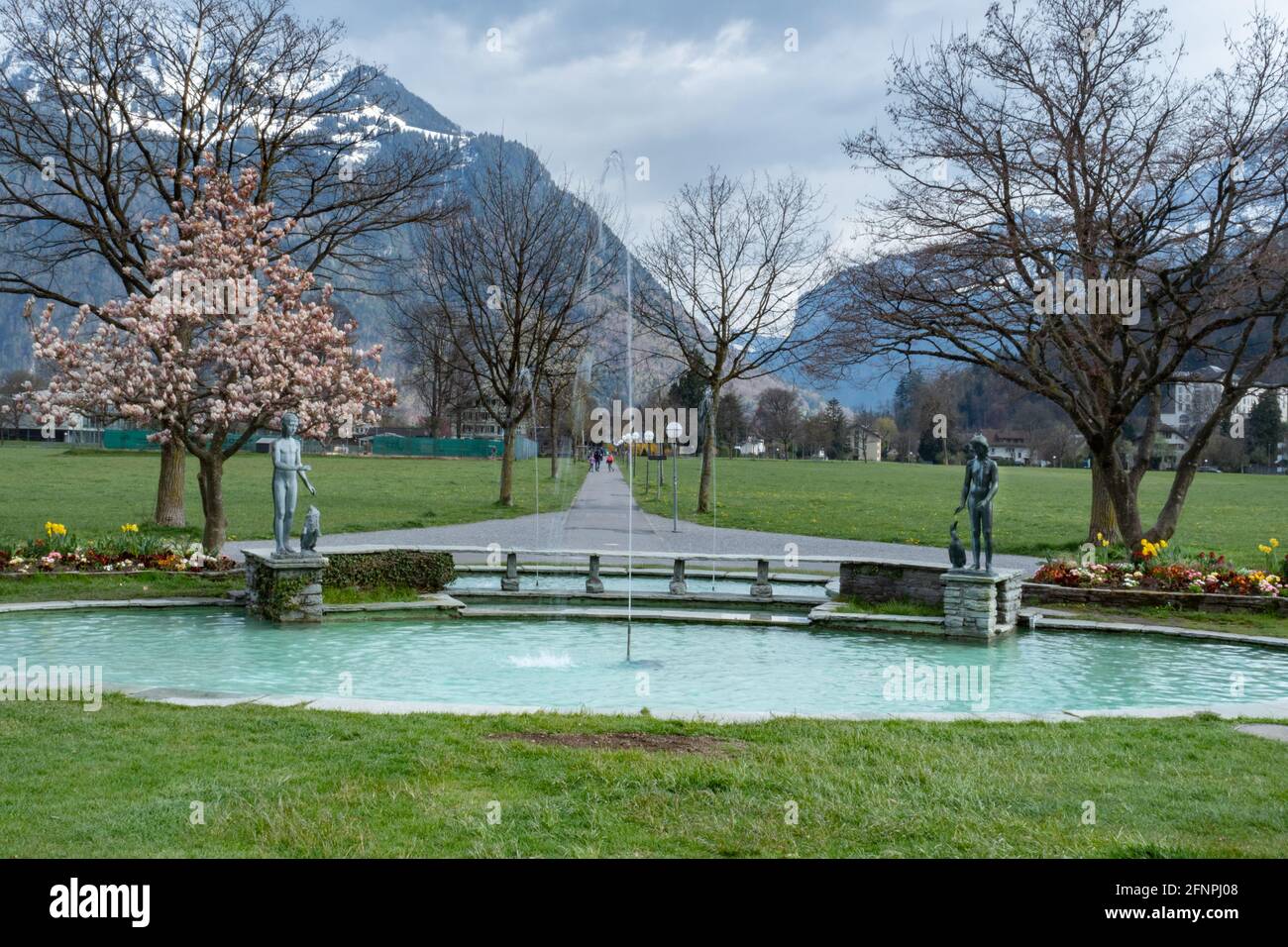 Interlaken, Schweiz - 19. April 2021: Schöner Park Höhematte mit Frühling Stockfoto