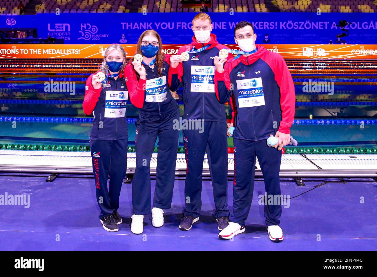 BUDAPEST, UNGARN – MAI 18: Abbie Wood, Freya Anderson, Thomas Dean und James Guy aus Großbritannien gewannen die Goldmedaille im Mixed 4 x 200m Freestyle Final während der len-Europameisterschaft im Schwimmen in der Duna Arena am 18. Mai 2021 in Budapest, Ungarn (Foto: Marcel ter Bals/Orange Picles) Stockfoto