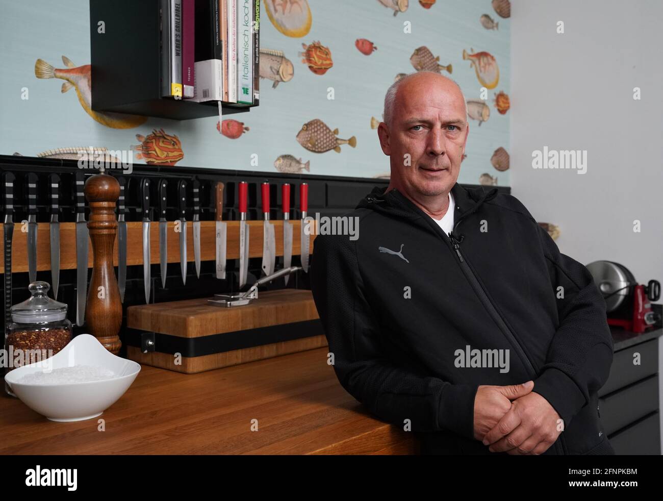 Hamburg, Deutschland. Mai 2021. Der ehemalige Fußballnationalspieler Mario Basler steht in einer Küche am Rande eines Werbeshootings für ein Currywurstgewürz (Schmagges). Kredit: Marcus Brandt/dpa/Alamy Live Nachrichten Stockfoto