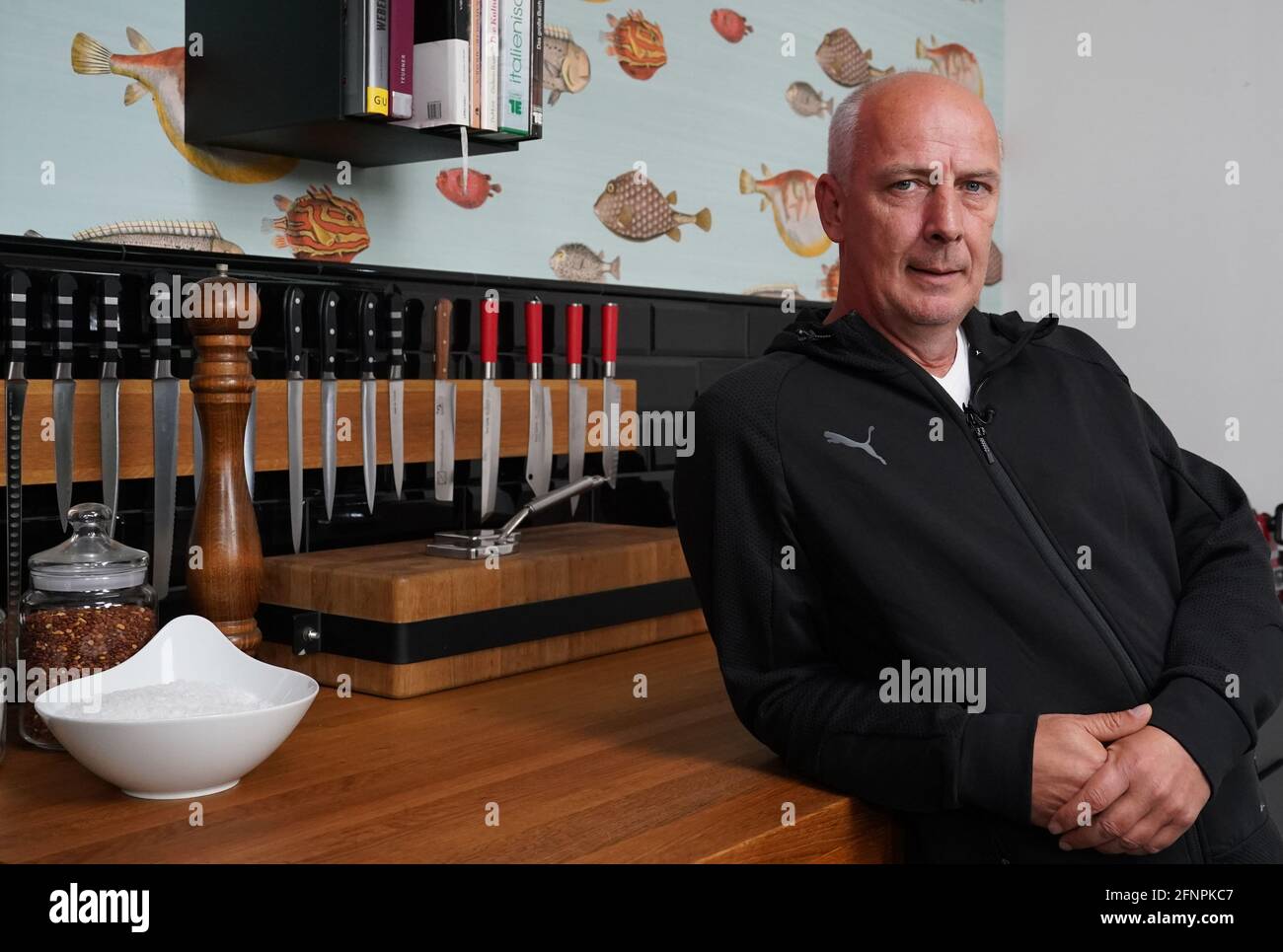 Hamburg, Deutschland. Mai 2021. Der ehemalige Fußballnationalspieler Mario Basler steht in einer Küche am Rande eines Werbeshootings für ein Currywurstgewürz (Schmagges). Kredit: Marcus Brandt/dpa/Alamy Live Nachrichten Stockfoto