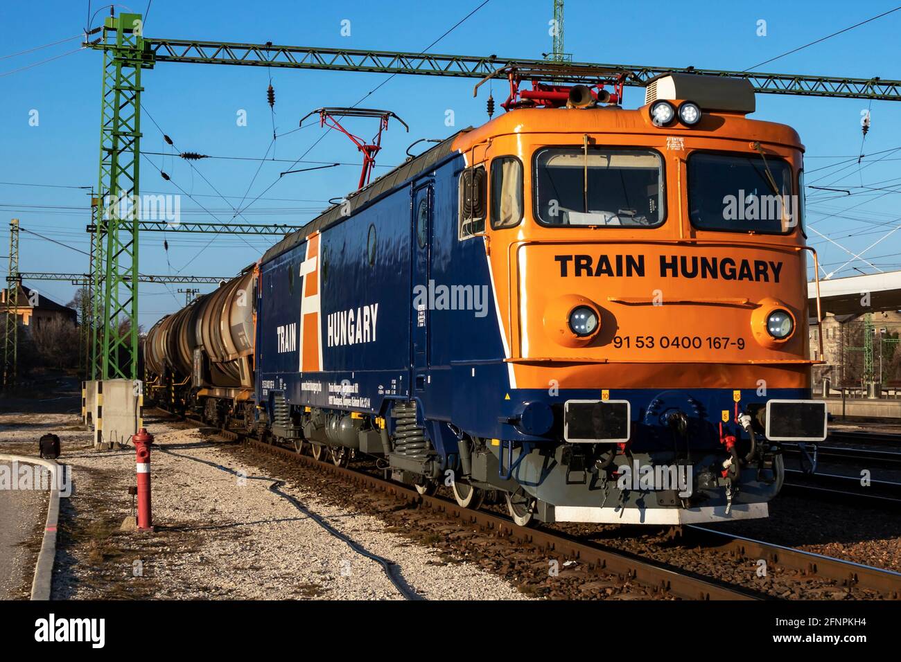 Budapest, Ungarn - 28. Februar 2021: Internationaler Zugverkehr. Güterverkehr Zug Wagon am Bahnhof. Globaler Transport und Versand. Stockfoto