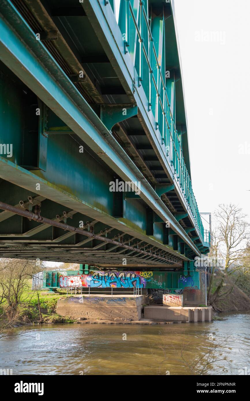 Hohe Geschwindigkeit, Eisenbahnbrücke, konstruiert, quer, tragend, Versteifungen, Stütze, Position, schnelle Konstruktion, Materialfestigkeit, Duktilität. Stockfoto