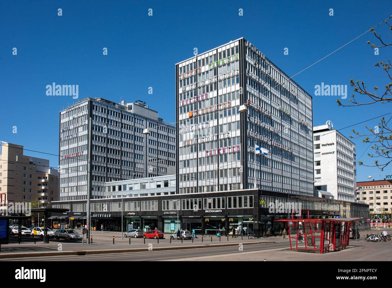 Autotalo (1958), ein Geschäfts- oder Bürogebäude, das von Eino Tuompo und Veli Valorinta im finnischen Kamppi-Viertel entworfen wurde Stockfoto