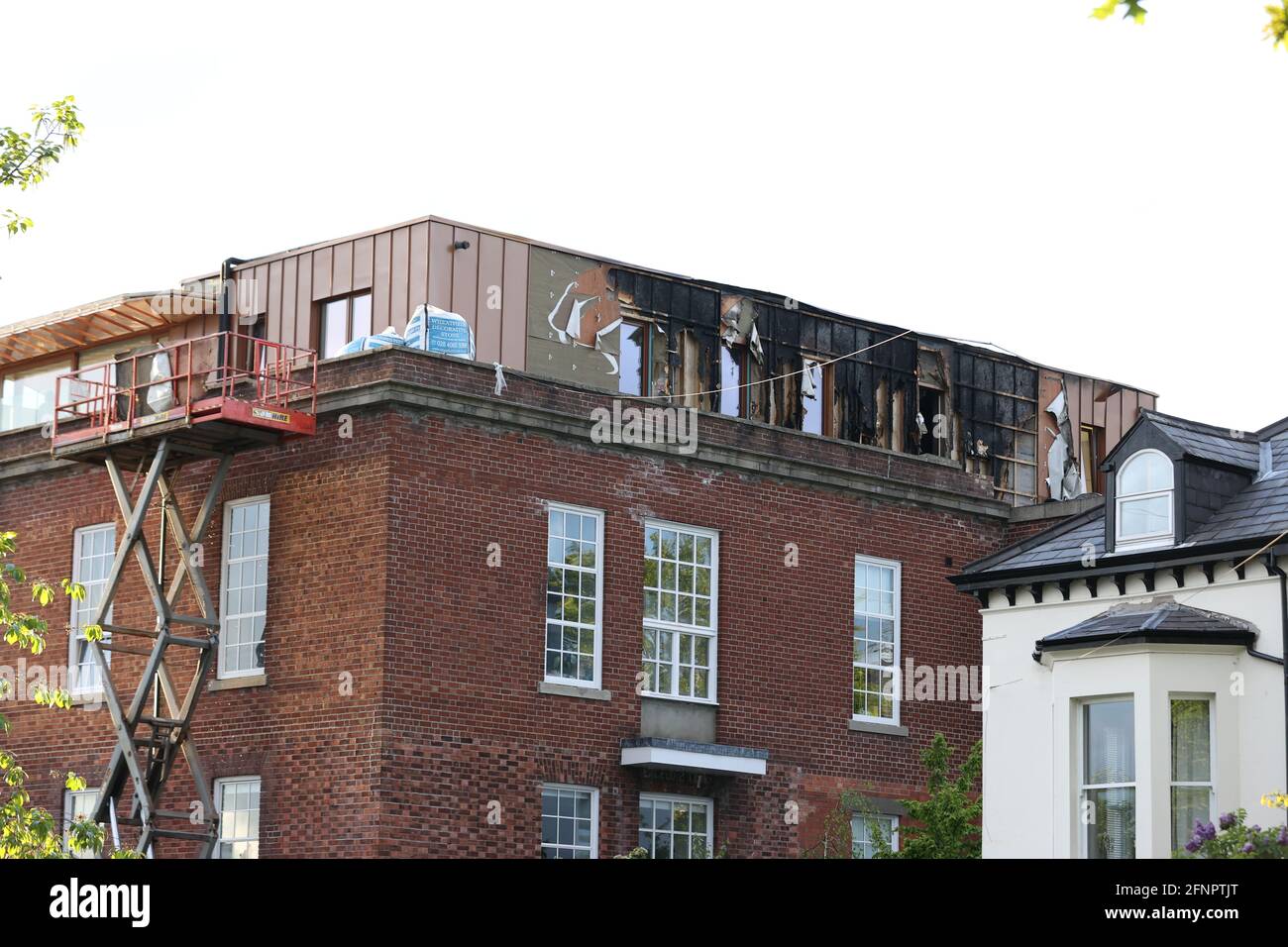 Malone Exchange an der Lisburn Road, Belfast, wo am Dienstag im Penthouse des Gebäudes ein Feuer ausging. Über 40 Feuerwehrleute nahmen am Tatort Teil. Bilddatum: Dienstag, 18. Mai 2021. Stockfoto