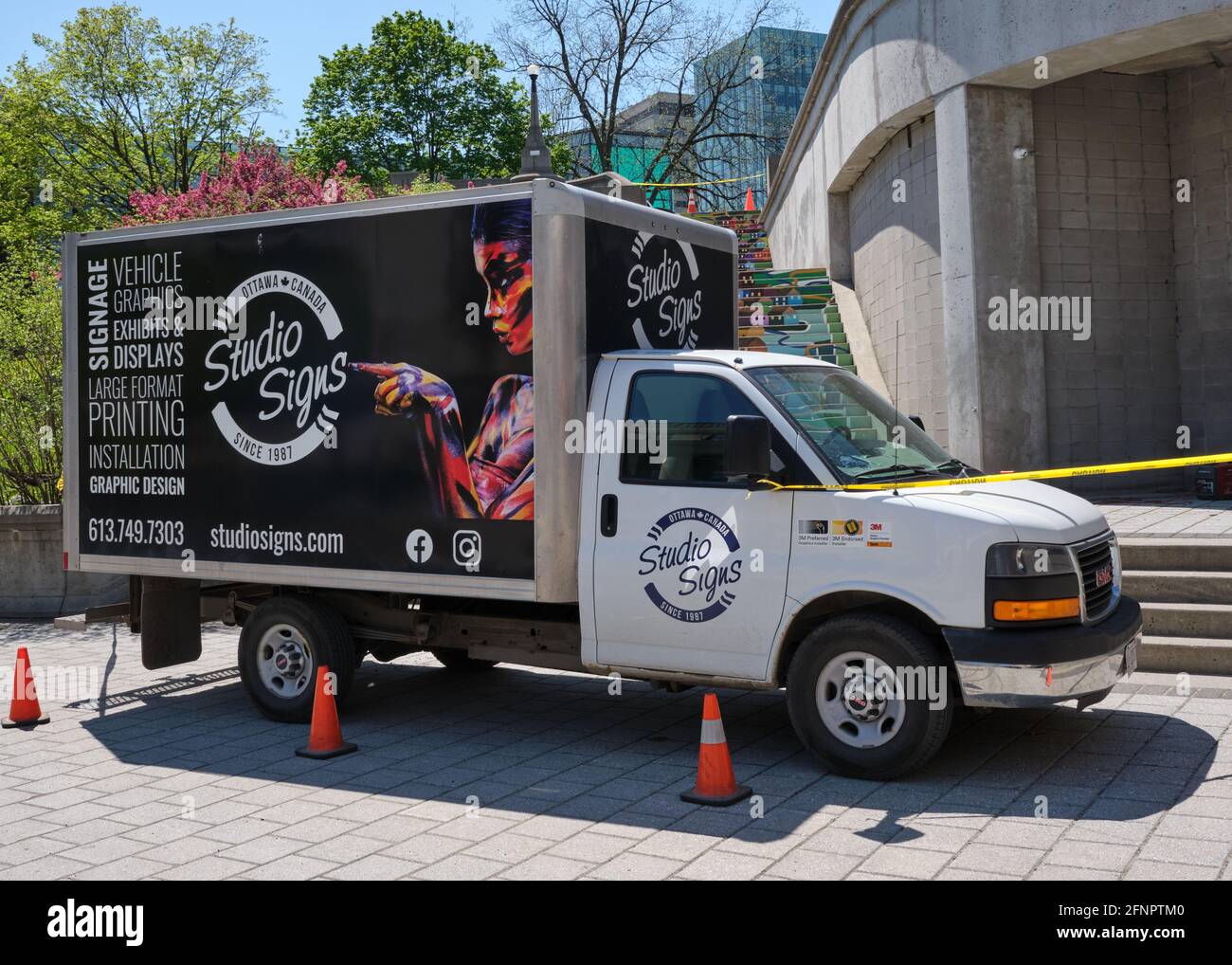 Ein Studio Zeichen Firma LKW, spezialisiert auf die Installation von Grafik-Display. Ottawa, Kanada Stockfoto