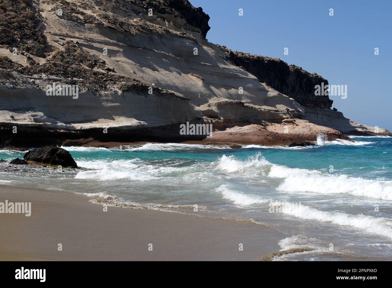 Der abgelegene und unberührte Playa Salvaje Diego Hernandez Beach liegt an den kargen felsigen Ufern des Schutzgebietes Punta de Las Gaviotas an der Costa Adeje im Südwesten von Te Stockfoto