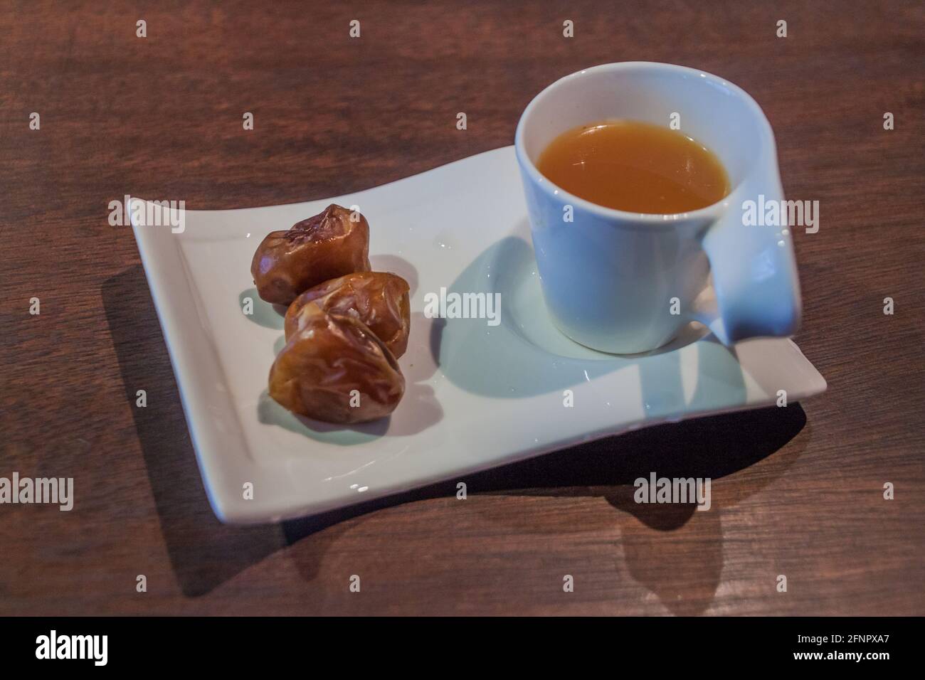 Tasse arabischer Kaffee und Datteln Stockfoto