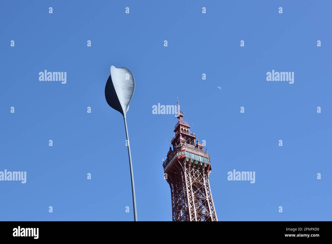 Blackpool Tower und Blackpool Promenade Segeln Sie mit dem Mond ausgerichtet Im Hintergrund Stockfoto