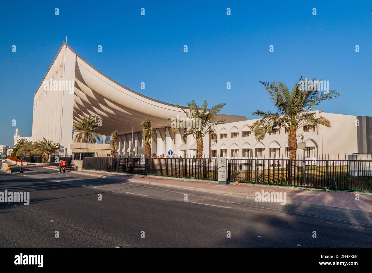 KUWAIT-STADT, KUWAIT - 17. MÄRZ 2017: Bau der Nationalversammlung von Kuwait. Stockfoto