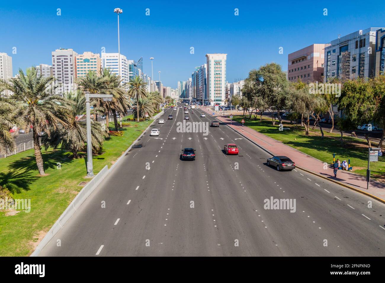 ABU DHABI, VAE - 7. MÄRZ 2017: Sultan bin Zayed die erste Straße in Abu Dhabi. Stockfoto