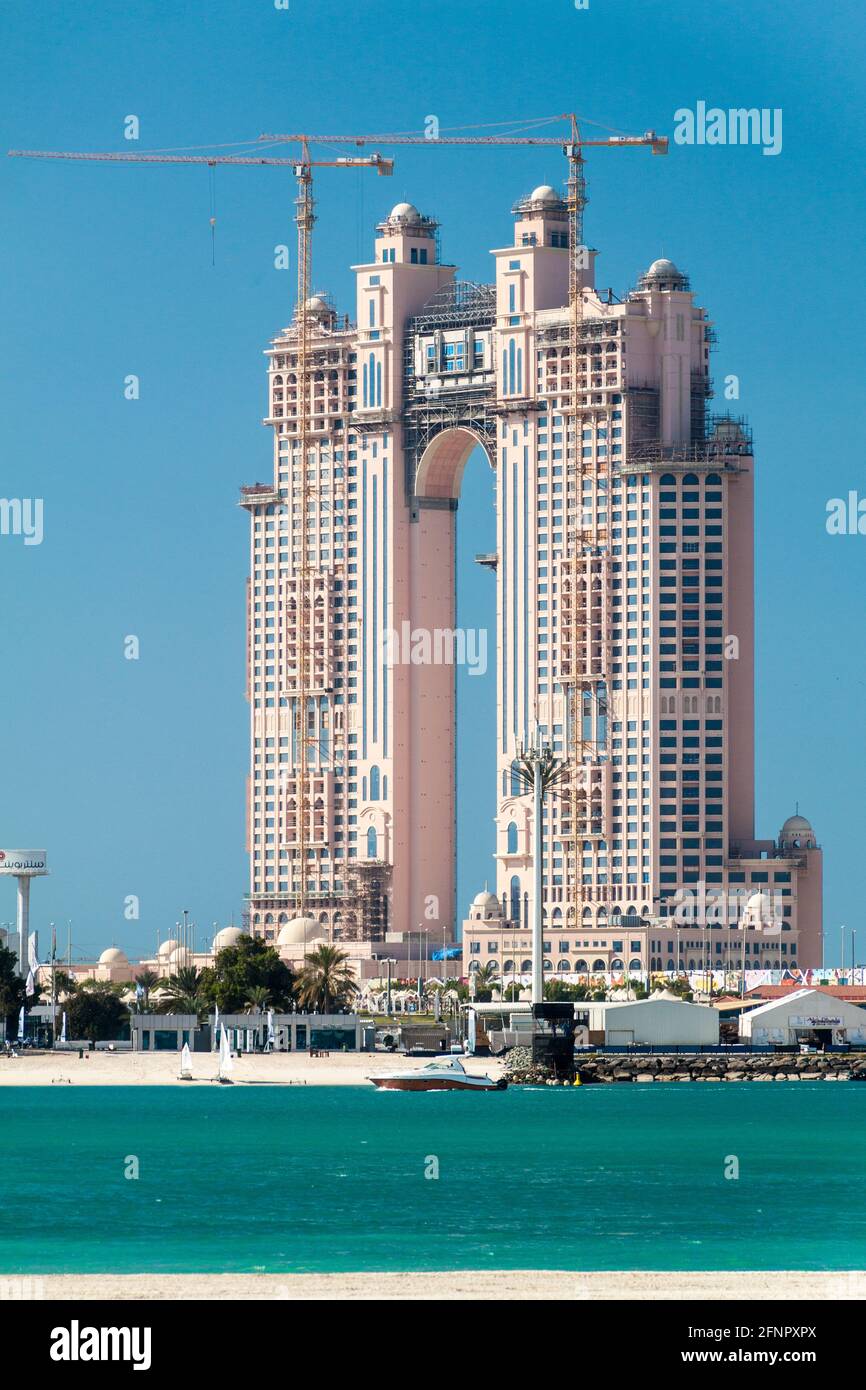 ABU DHABI, VAE - 7. MÄRZ 2017: Das Fairmont Marina Residences-Gebäude in Abu Dhabi befindet sich im Bau. Stockfoto
