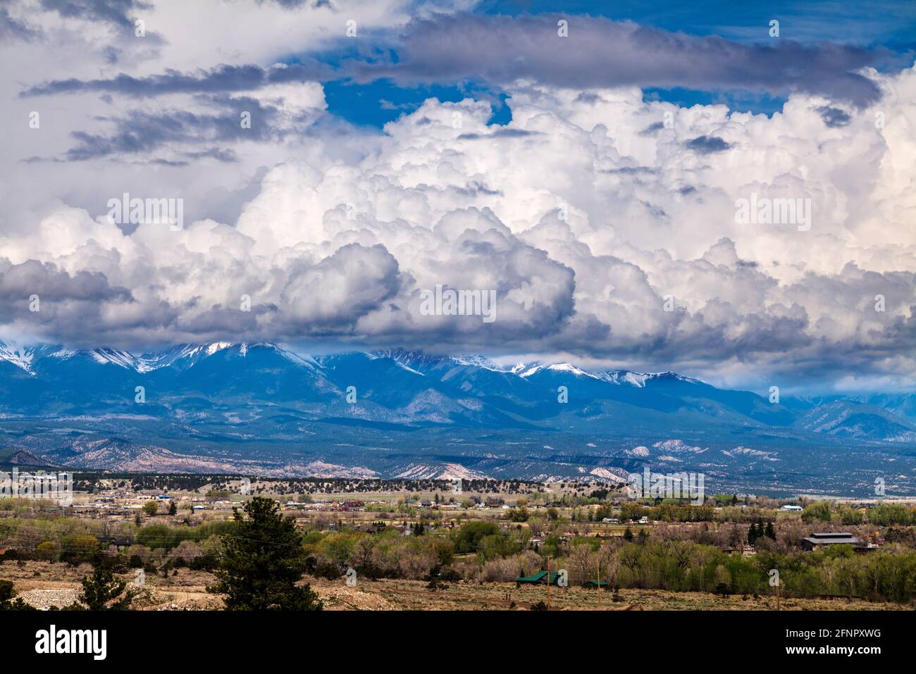 Frühlingsansicht von Sturmwolken über Collegiate Peaks; Rocky Mountains; Central Colorado; USA Stockfoto