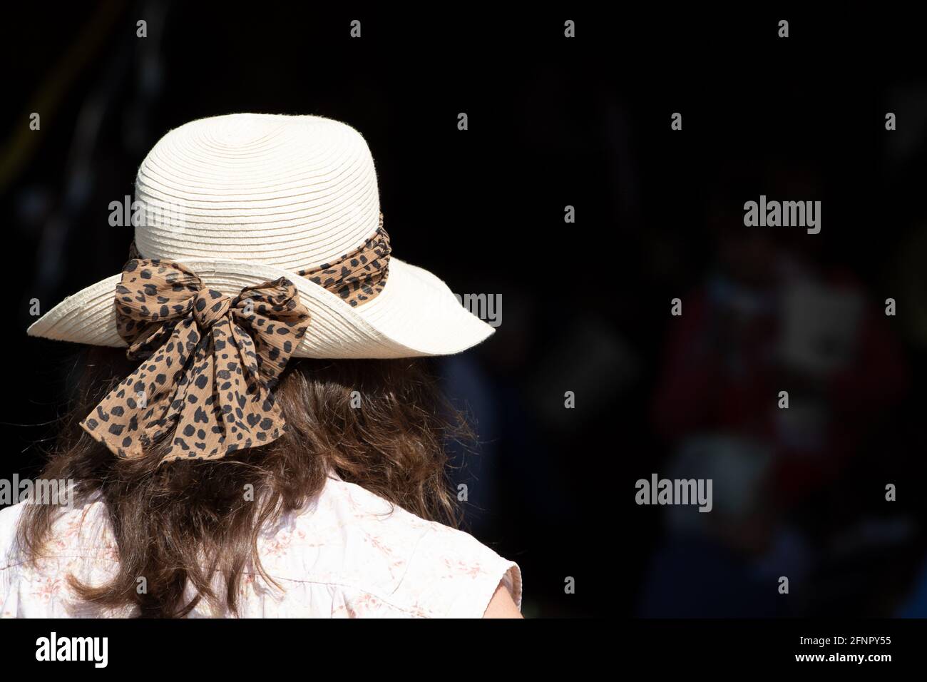 Beim Alde Valley Frühlingsfest 2019 trägt eine Frau Eine stylische Mütze mit einem Schal mit Tierdruck Stockfoto