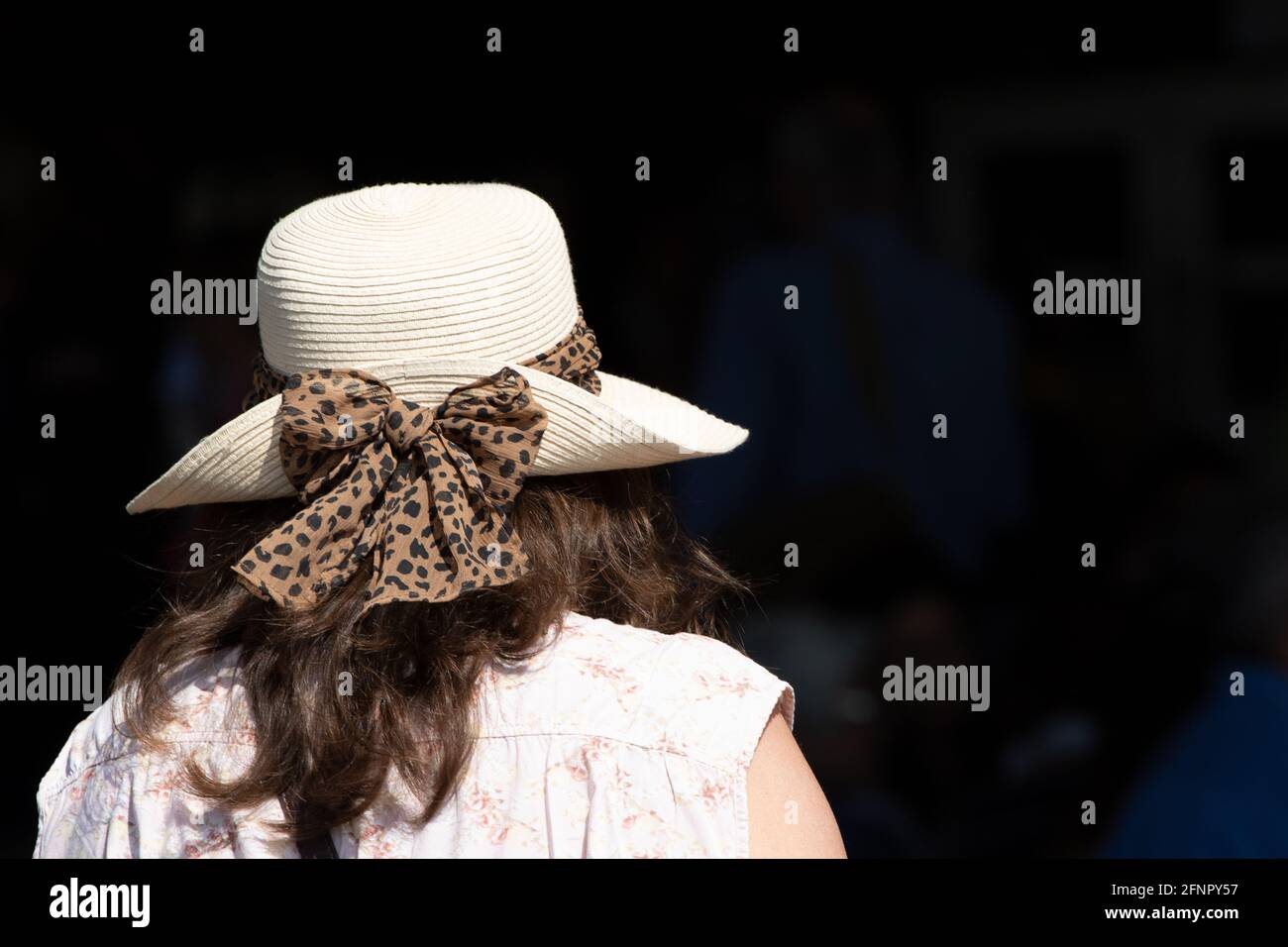 Beim Alde Valley Frühlingsfest 2019 trägt eine Frau Eine stylische Mütze mit einem Schal mit Tierdruck Stockfoto
