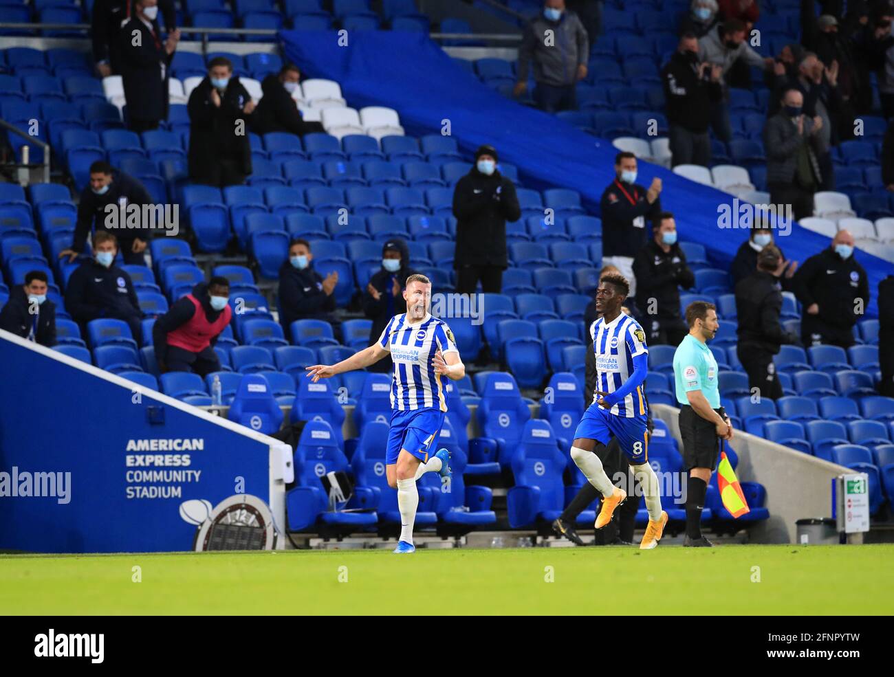 Adam Webster von Brighton und Hove Albion feiert das zweite Tor ihres Spielers während des Premier League-Spiels im AMEX Stadium in Brighton. Bilddatum: Dienstag, 18. Mai 2021. Stockfoto