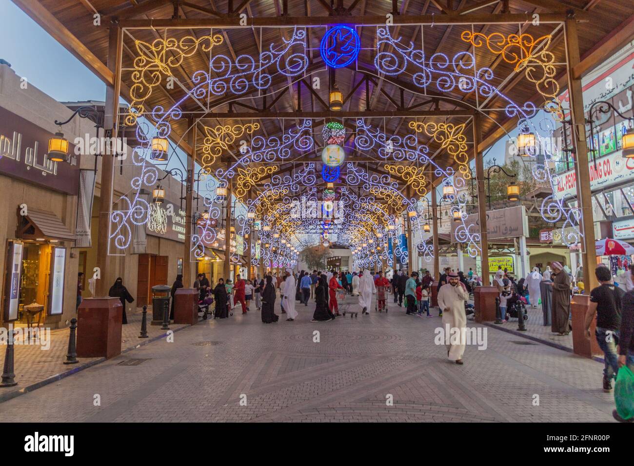 KUWAIT-STADT, KUWAIT - 17. MÄRZ 2017: Menschen einkaufen im Souq im Zentrum von Kuwait-Stadt. Stockfoto