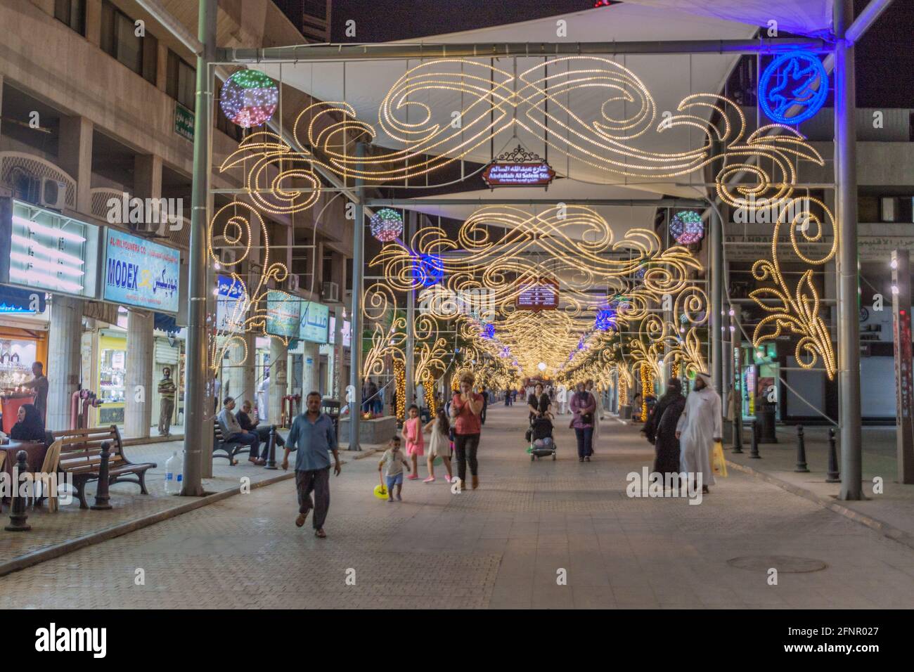 KUWAIT-STADT, KUWAIT - 17. MÄRZ 2017: Einkaufsstraße im zentralen Souq in Kuwait-Stadt Stockfoto