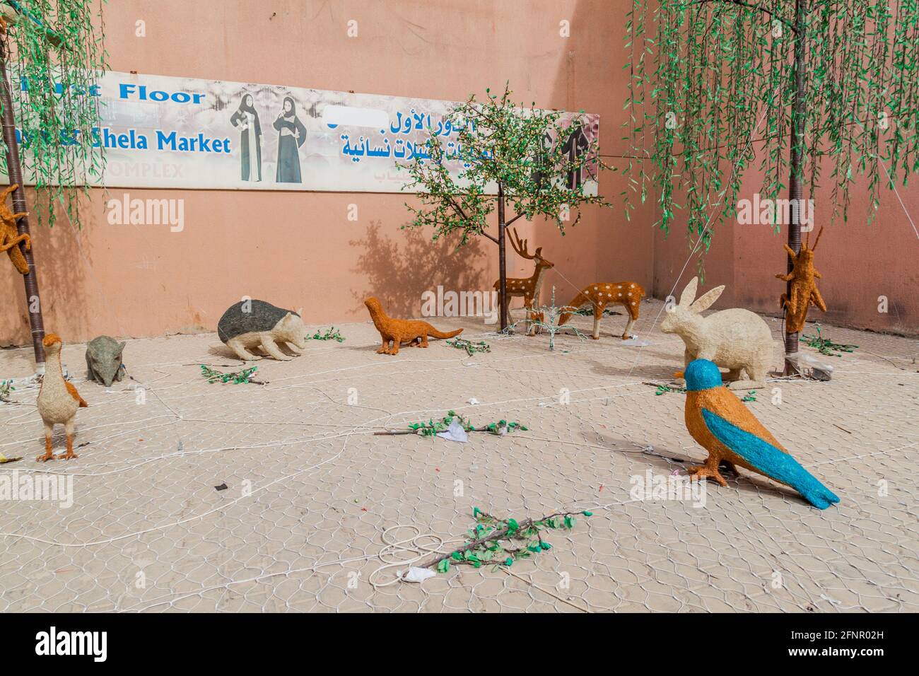 KUWAIT-STADT, KUWAIT - 18. MÄRZ 2017: Skulpturen von Pflanzen und Tieren im zentralen Souq in Kuwait-Stadt Stockfoto