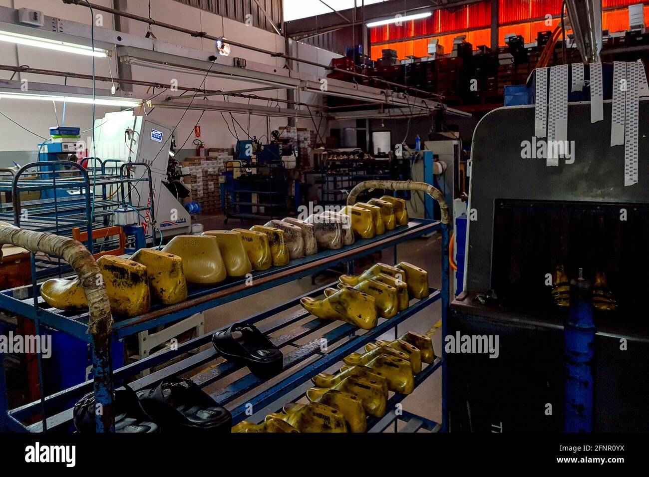 Ansicht der Produktionslinie einer Schuhfabrik in Franca, Sao Paulo, Brasilien, am 18. Mai 2021, Inmitten der Covid-19-Pandemie. Die Produktion des Sektors hatte 710 Millionen Schuhe/Jahr bei einem Rückgang von rund 22% im Jahr 2020, während die Exporte ein Defizit von 18.6% im gleichen Jahr hatten. Monetär erreicht der Rückgang im Vergleich zu 2019 32 % und beläuft sich auf insgesamt 658.3 Millionen US-Dollar. „Abicalcados“, ein Verband, der den Schuhsektor vertritt, geht davon aus, dass die Produktion im Jahr 2021 810.6 Millionen Paare erreichen wird, was einer Steigerung von 14 % gegenüber 2020 entspricht, aber aufgrund des starken Imps immer noch der Produktion von vor 10 Jahren ähnelt Stockfoto