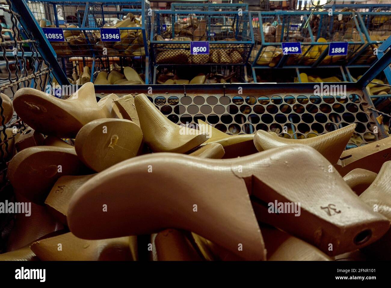 Ansicht der Produktionslinie einer Schuhfabrik in Franca, Sao Paulo, Brasilien, am 18. Mai 2021, Inmitten der Covid-19-Pandemie. Die Produktion des Sektors hatte 710 Millionen Schuhe/Jahr bei einem Rückgang von rund 22% im Jahr 2020, während die Exporte ein Defizit von 18.6% im gleichen Jahr hatten. Monetär erreicht der Rückgang im Vergleich zu 2019 32 % und beläuft sich auf insgesamt 658.3 Millionen US-Dollar. „Abicalcados“, ein Verband, der den Schuhsektor vertritt, geht davon aus, dass die Produktion im Jahr 2021 810.6 Millionen Paare erreichen wird, was einer Steigerung von 14 % gegenüber 2020 entspricht, aber aufgrund des starken Imps immer noch der Produktion von vor 10 Jahren ähnelt Stockfoto