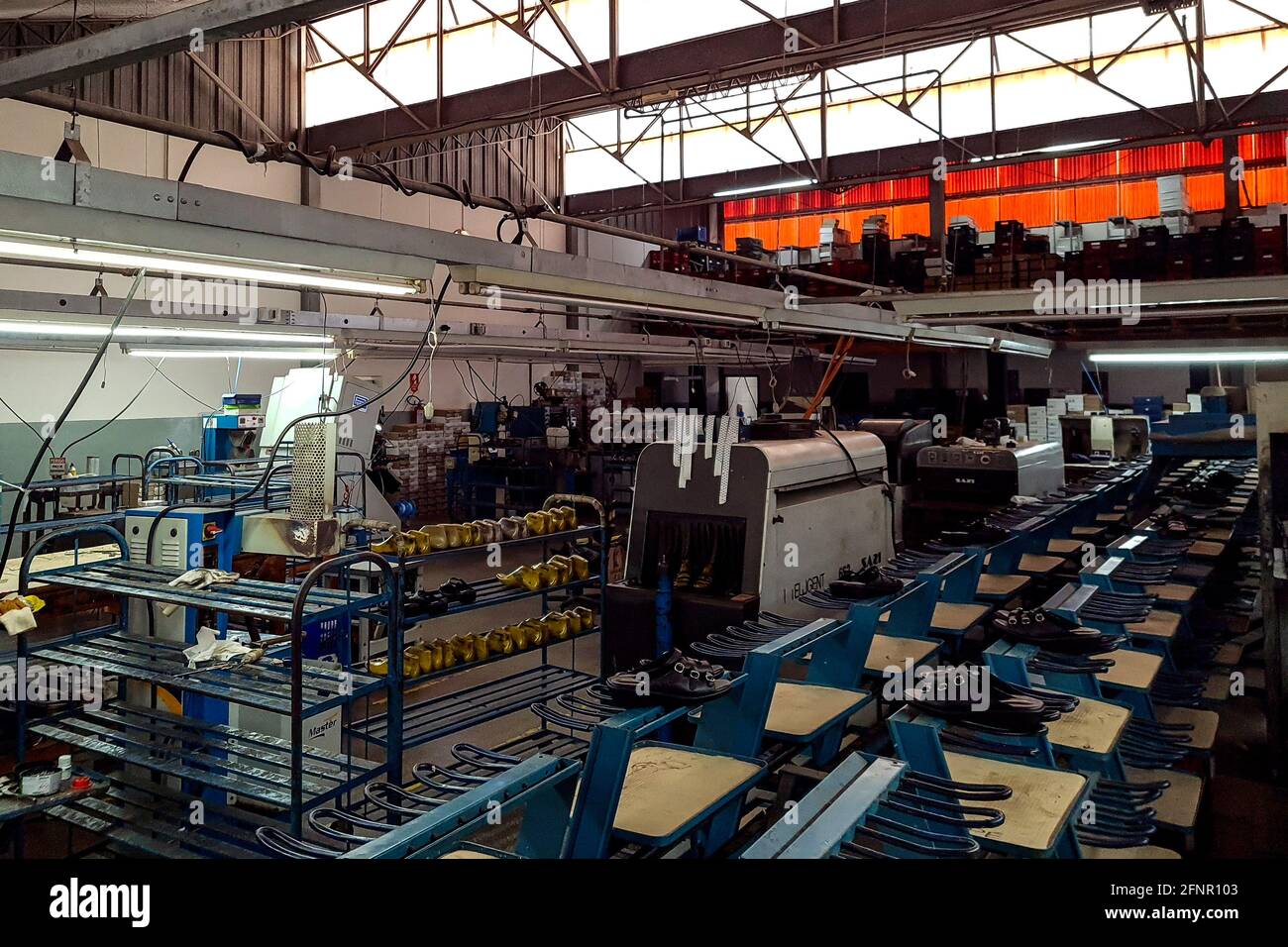 Ansicht der Produktionslinie einer Schuhfabrik in Franca, Sao Paulo, Brasilien, am 18. Mai 2021, Inmitten der Covid-19-Pandemie. Die Produktion des Sektors hatte 710 Millionen Schuhe/Jahr bei einem Rückgang von rund 22% im Jahr 2020, während die Exporte ein Defizit von 18.6% im gleichen Jahr hatten. Monetär erreicht der Rückgang im Vergleich zu 2019 32 % und beläuft sich auf insgesamt 658.3 Millionen US-Dollar. „Abicalcados“, ein Verband, der den Schuhsektor vertritt, geht davon aus, dass die Produktion im Jahr 2021 810.6 Millionen Paare erreichen wird, was einer Steigerung von 14 % gegenüber 2020 entspricht, aber aufgrund des starken Imps immer noch der Produktion von vor 10 Jahren ähnelt Stockfoto