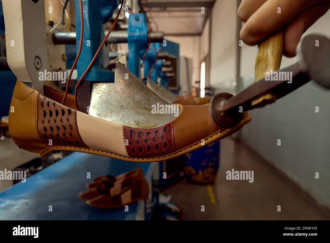 Detail eines Schuhs auf der Produktionslinie einer Schuhfabrik in Franca, Sao Paulo, Brasilien, am 18. Mai 2021, Inmitten der Covid-19-Pandemie. Die Produktion des Sektors hatte 710 Millionen Schuhe/Jahr bei einem Rückgang von rund 22% im Jahr 2020, während die Exporte ein Defizit von 18.6% im gleichen Jahr hatten. Monetär erreicht der Rückgang im Vergleich zu 2019 32 % und beläuft sich auf insgesamt 658.3 Millionen US-Dollar. „Abicalcados“, ein Verband, der den Schuhsektor vertritt, geht davon aus, dass die Produktion im Jahr 2021 810.6 Millionen Paare erreichen wird, was einer Steigerung von 14 % gegenüber 2020 entspricht, aber aufgrund der Tatsache, dass die Produktion vor 10 Jahren noch immer vergleichbar ist Stockfoto