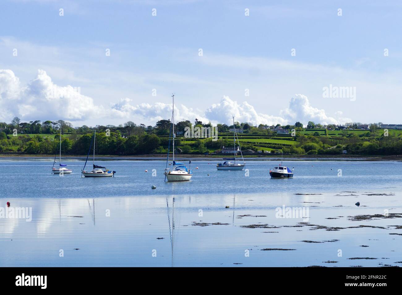 Red Wharf Bay, Anglesey, Wales. Landschaft mit Blick auf das Meer. Kleine Boote vor Anker. Blauer Himmel und Kopierbereich. Stockfoto