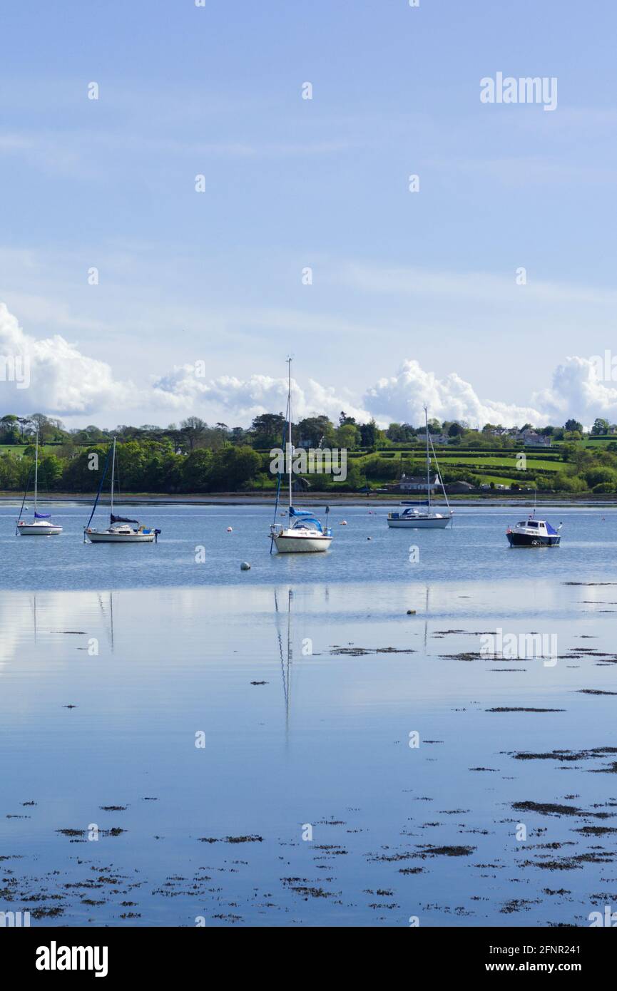Red Wharf Bay, Anglesey, Wales. Schöne ruhige Landschaft mit Blick über das Meer. Kleine Boote vor Anker. Blauer Himmel und Kopierbereich. Stockfoto