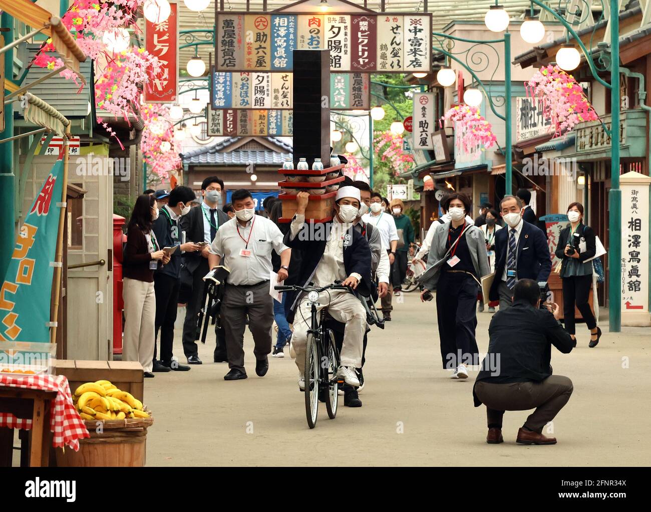 Tokorozawa, Japan. Mai 2021. Am Dienstag, Den 18. Mai 2021, Tritt Ein  Schauspieler Als Auslieferer Eines Nudelladens Im Renovierten  Vergnügungspark Seibuen Auf, In Dem Sich Die Einkaufspassage „Showa Retro“  Mit Atmosphäre Aus