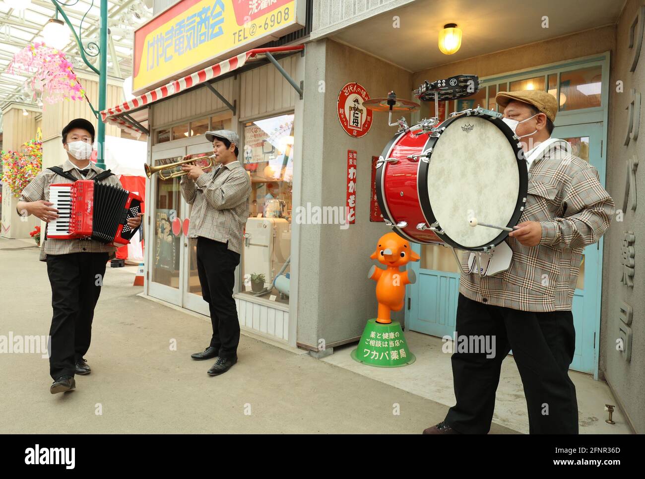 Tokorozawa, Japan. Mai 2021. Schauspieler Treten Am Dienstag, Dem 18. Mai  2021, In Tokorozawa, Einem Vorort Tokios, Als Mitglieder Der Straßenband Im  Renovierten Vergnügungspark Seibuen Auf, Der Die Einkaufspassage „Showa  Retro“ Mit
