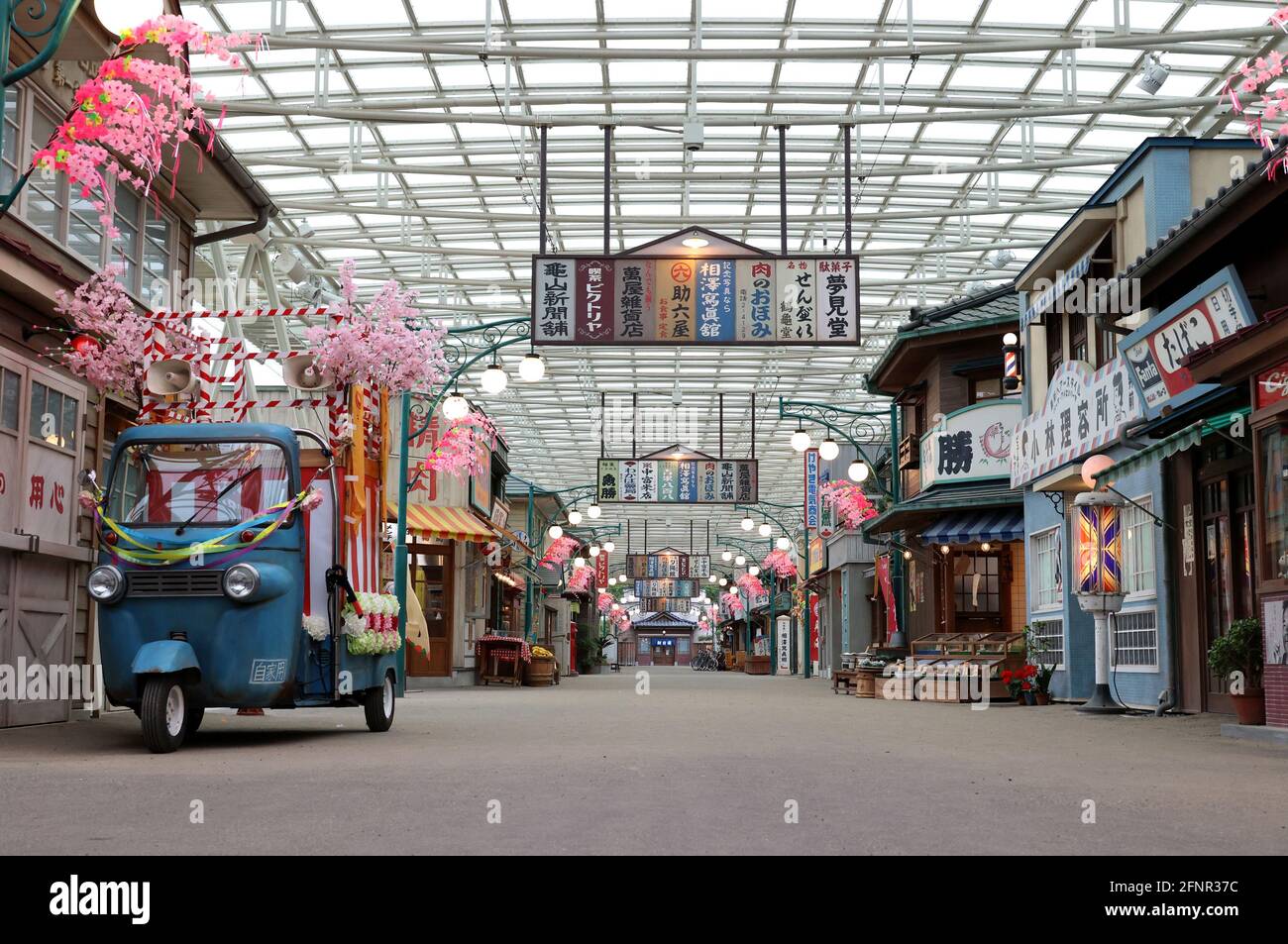 Tokorozawa, Japan. Mai 2021. Am Dienstag, den 18. Mai 2021, wird im renovierten Vergnügungspark Seibuen eine altmodische Einkaufspassage in Tokorozawa, einem Vorort von Tokio, ausgestellt, in der die Einkaufspassage „Showa Retro“ mit Atmosphäre aus der Zeit nach dem Zweiten Weltkrieg zu sehen ist. Der Vergnügungspark Seibuen, der im vergangenen Jahr wegen Renovierungsarbeiten vorübergehend geschlossen wurde, wird am 19. Mai mit den neuen Attraktionen wieder eröffnet. Quelle: Yoshio Tsunoda/AFLO/Alamy Live News Stockfoto