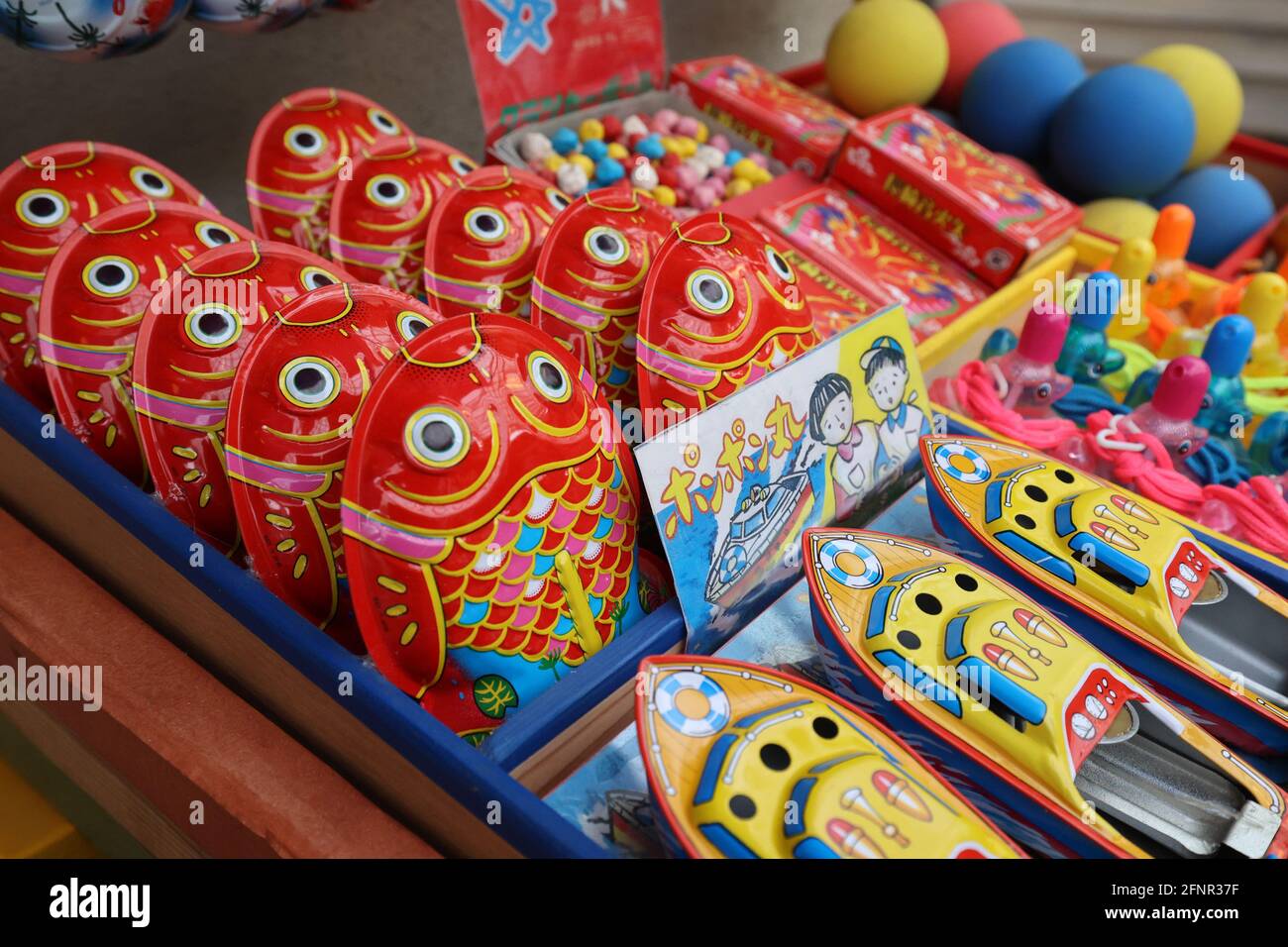 Tokorozawa, Japan. Mai 2021. Farbenfrohe, altmodische Spielzeuge werden am Dienstag, den 18. Mai 2021 in Tokorozawa, einem Vorort von Tokio, in einem Spielzeugladen im renovierten Vergnügungspark Seibuen ausgestellt, der die Einkaufspassage „Showa Retro“ mit Atmosphäre aus der Zeit nach dem Zweiten Weltkrieg besitzt. Der Vergnügungspark Seibuen, der im vergangenen Jahr wegen Renovierungsarbeiten vorübergehend geschlossen wurde, wird am 19. Mai mit den neuen Attraktionen wieder eröffnet. Quelle: Yoshio Tsunoda/AFLO/Alamy Live News Stockfoto