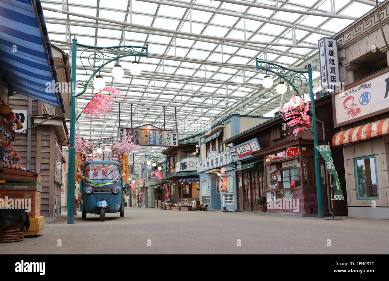 Tokorozawa, Japan. Mai 2021. Am Dienstag, den 18. Mai 2021, wird im renovierten Vergnügungspark Seibuen eine altmodische Einkaufspassage in Tokorozawa, einem Vorort von Tokio, ausgestellt, in der die Einkaufspassage „Showa Retro“ mit Atmosphäre aus der Zeit nach dem Zweiten Weltkrieg zu sehen ist. Der Vergnügungspark Seibuen, der im vergangenen Jahr wegen Renovierungsarbeiten vorübergehend geschlossen wurde, wird am 19. Mai mit den neuen Attraktionen wieder eröffnet. Quelle: Yoshio Tsunoda/AFLO/Alamy Live News Stockfoto