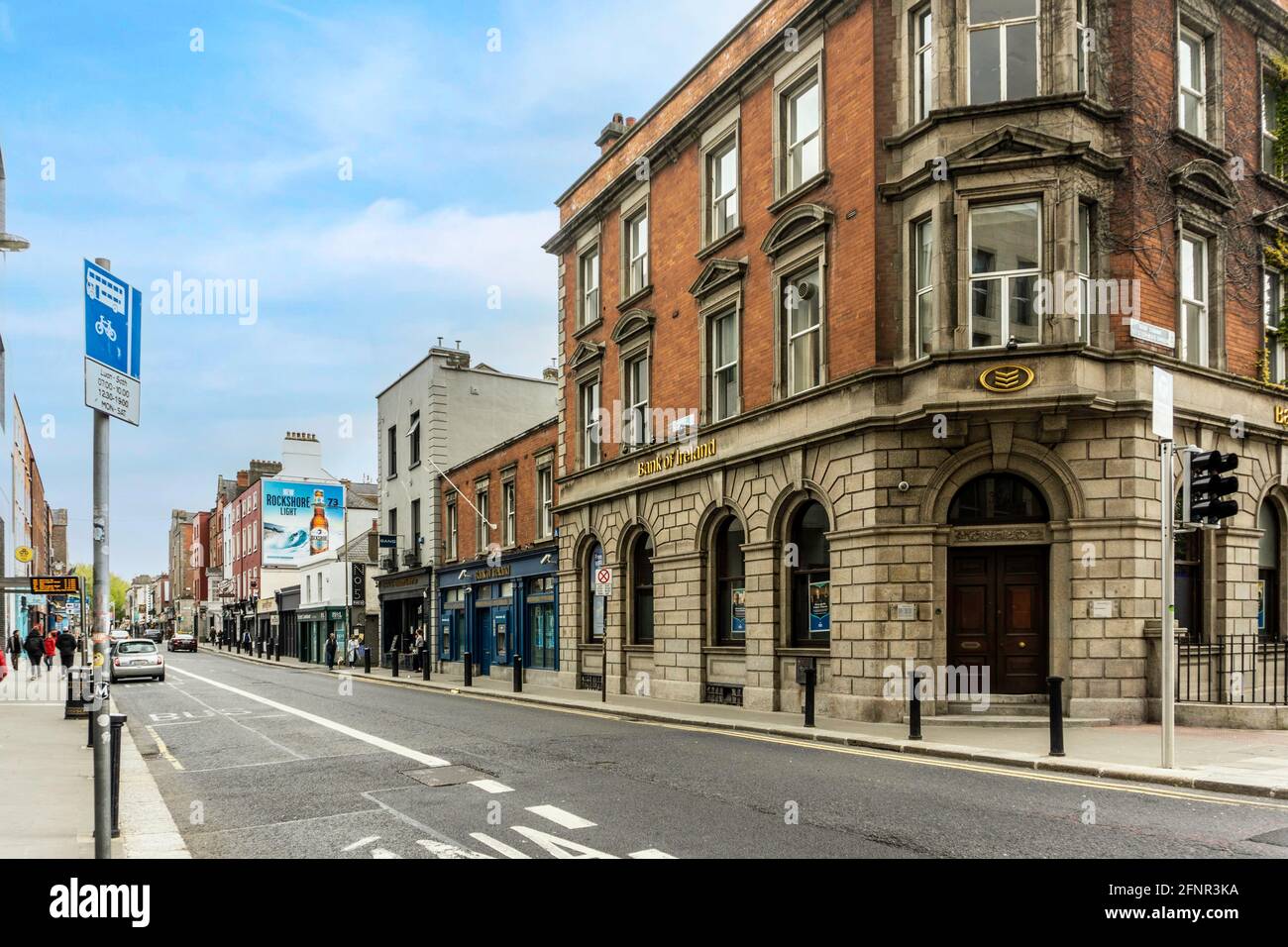 Merrion Row in Dublin, Irland. Im Rahmen eines Pilotprojekts wird ein Teil der Straße zur Fußgängerzone erklärt und der Durchgangsverkehr auf eine Spur reduziert. Stockfoto
