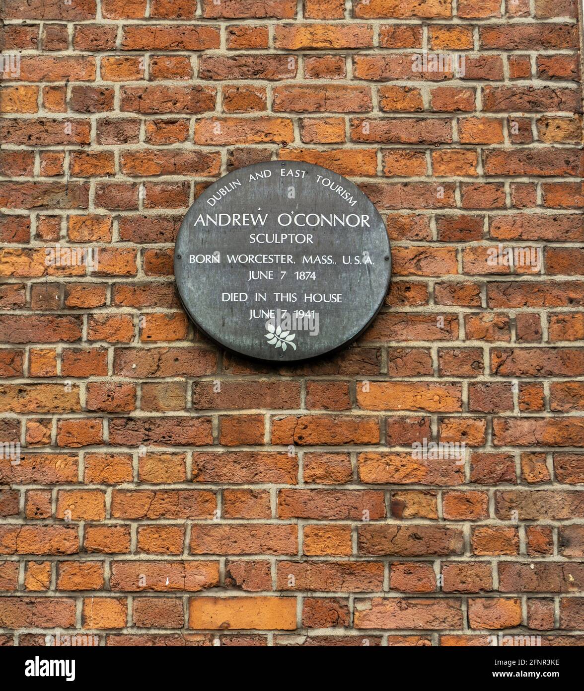 Eine Gedenktafel an der Wand des Merrion Square von 77 erinnert an den irisch-amerikanischen Bildhauer Andrew O’Connor, der 1941 in diesem Haus starb. Stockfoto