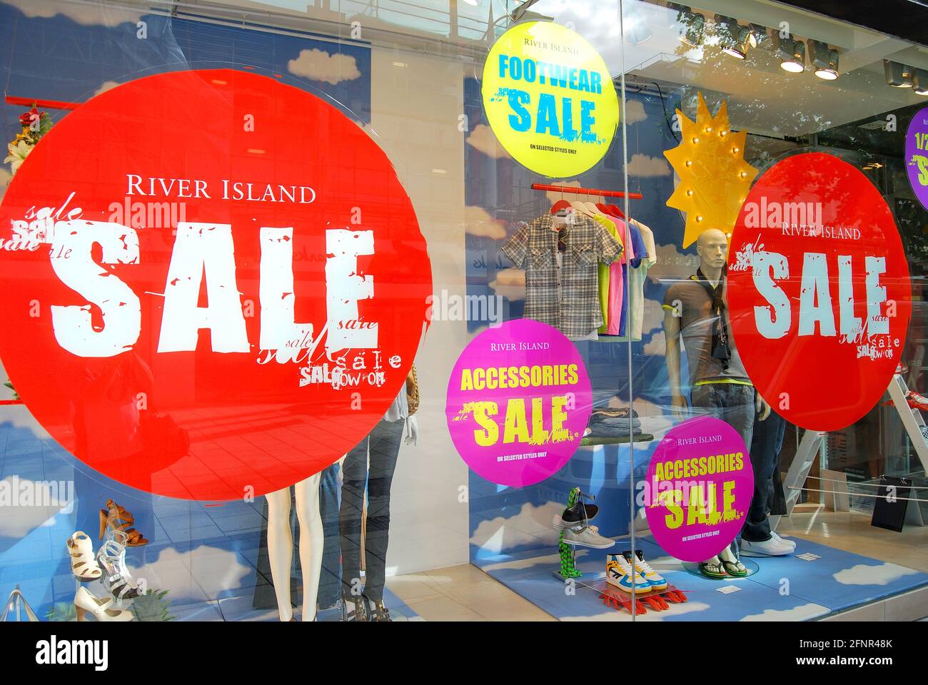 River Island Clothing Company Verkauf Fenster, Queen Street, Cardiff, Wales, Vereinigtes Königreich Stockfoto