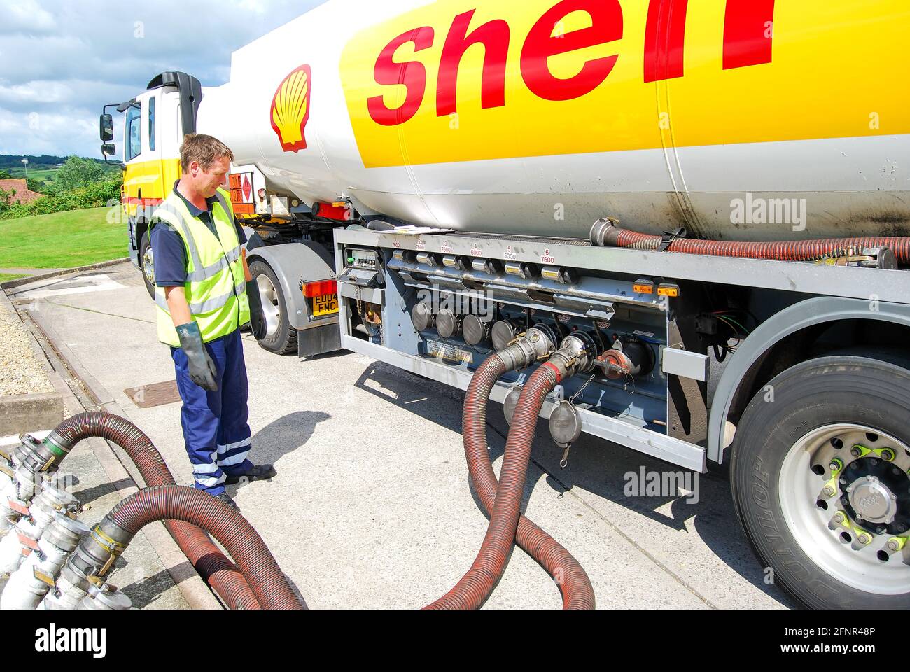 Shell Tanker füllen von Tanks mit Tankstelle, Cardiff, Wales, Vereinigtes Königreich Stockfoto