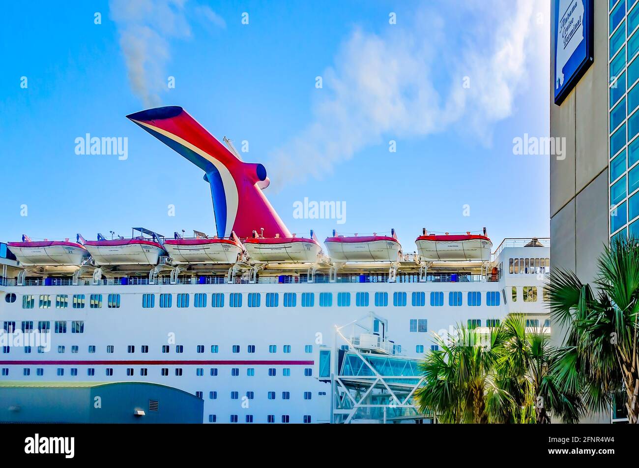 Die Carnival Sensation ist am 14. Mai 2021 im Alabama Cruise Terminal in Mobile, Alabama, angedockt. Stockfoto