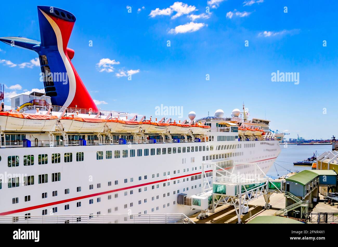 Die Carnival Sensation ist am 14. Mai 2021 im Alabama Cruise Terminal in Mobile, Alabama, angedockt. Stockfoto