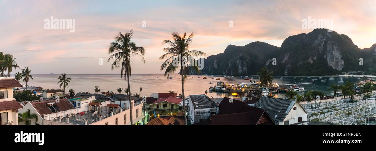 Ein Panoramablick auf die Tonsai Bay-Seite der Insel Kho Phi Phi im Morgengrauen, Thailand Stockfoto