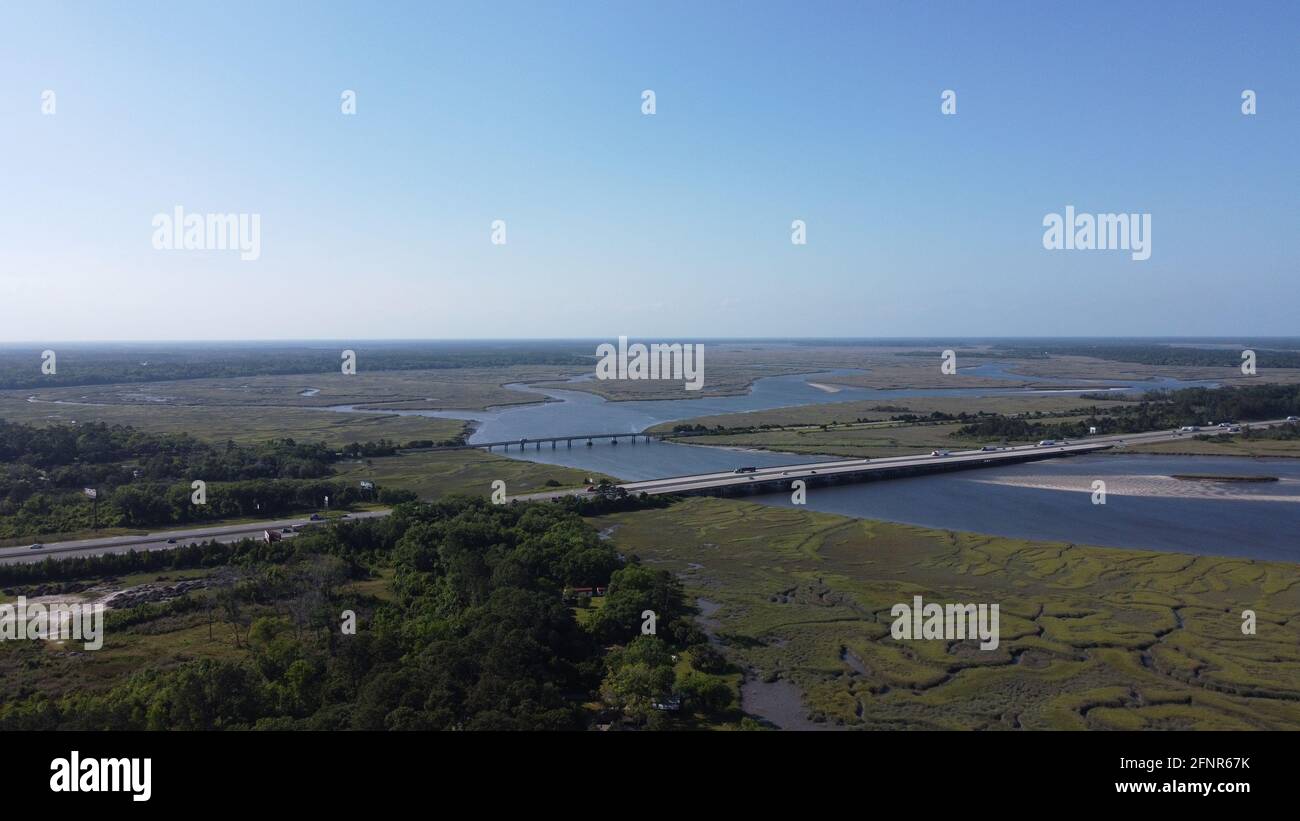 Luftaufnahmen von Gänsen auf einem Teich, aufgenommen mit Drohne In 4k Stockfoto