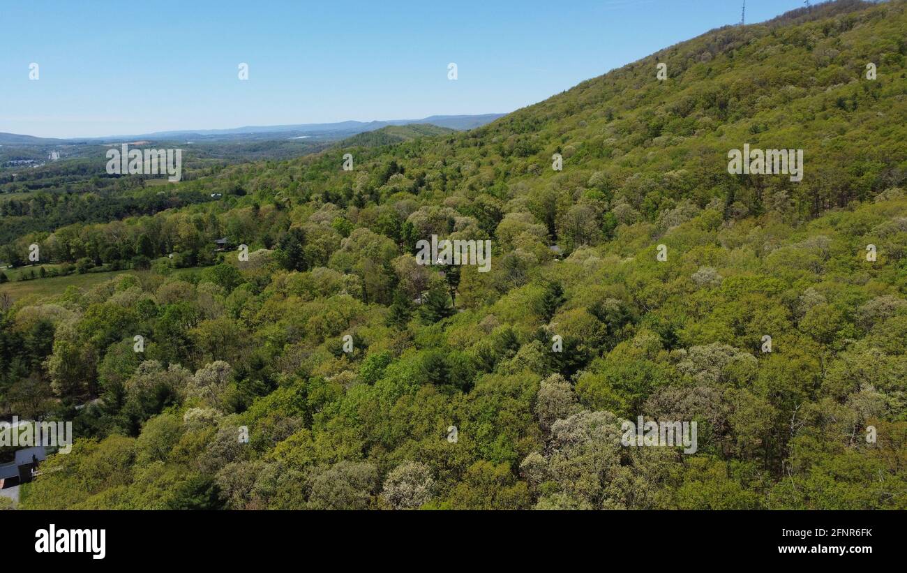 Luftaufnahmen der Landschaft in der Nähe von Wytheville, Virginia, aufgenommen mit einer Drohne in 4k Stockfoto