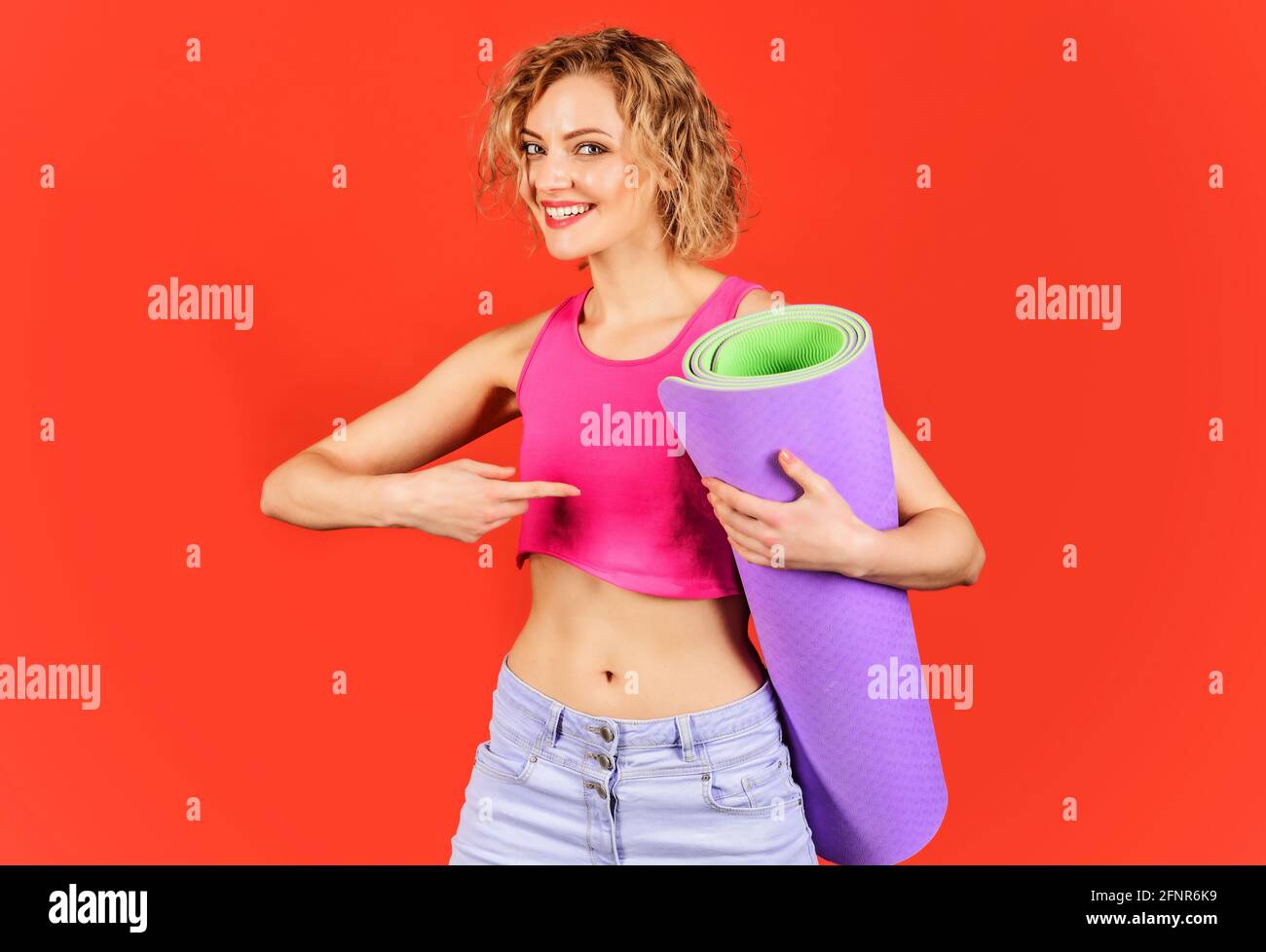 Yoga, Fitness. Lächelnde Frau mit Yogamatte. Gesundes Lifestyle-Konzept. Sportliches Mädchen. Sportwerbung. Stockfoto
